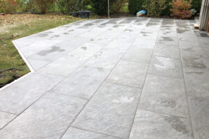 Keramikterrasse aus großformatigen Platten