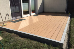 Terrasse mit WPC und Granitbänderung