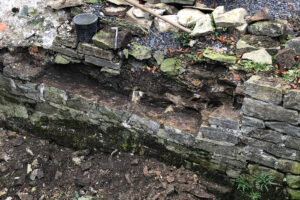 Entfernung alter und kaputter Steine der Sandsteinmauer
