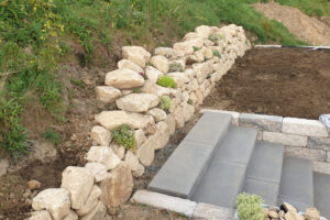 fertige Ibbenbürener Sandsteinmauer als Hangsicherung