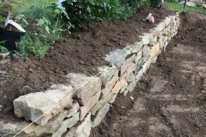 Trockenmauer als Geländeabfang