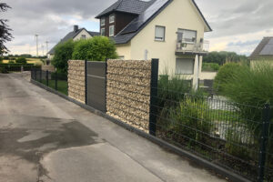 Auflockerung der Zaunanlage durch Gabione mit WPC-Zaun