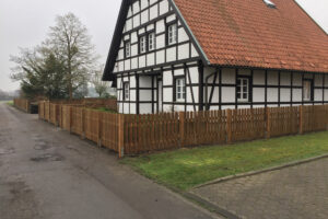 Holzzaun als Grundstückseinfassung