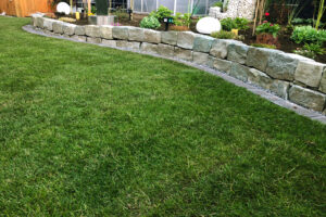 Ein sattgrüner Rasen, perfekt angepasst an die bestehende Gartenarchitektur