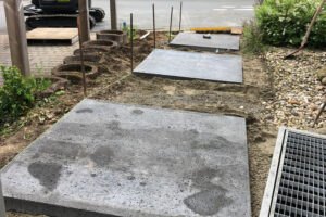 neue Wegeführung mit großformatigen Platten als Ruhebereich