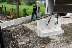 Setzen von Winkelstützen als Geländeabfang