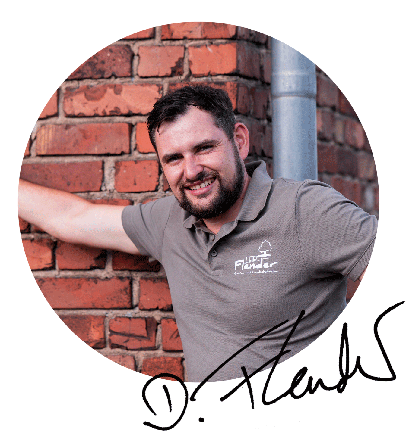 Der Chef Daniel Flender lehnt an der Wand der Halle.